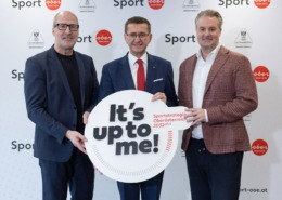 Markus Achleitner und 2 weitere Personen halten ein Schild mit den Slogan "It's up to me!"