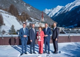 5 Personen als Gruppe im Hintergrund eine Winterlandschaft