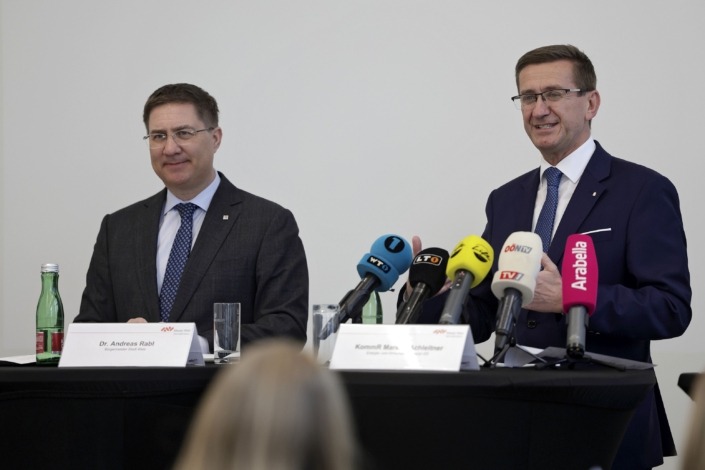 v.l.: Bürgermeister Dr. Andreas Rabl (Stadt Wels) und Wirtschafts- und Energie-Landesrat Markus Achleitner.