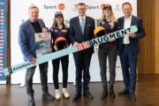 v.l.: Bernhard Zauner (Präsident & OK-Chef UVB Hinzenbach), Julia Mühlbacher (Skispringerin), Wirtschafts- und Sport-Landesrat Markus Achleitner, Hannah Wiegele (Skispringerin), Klaus Kumpfmüller (Präsident Landesskiverband OÖ).