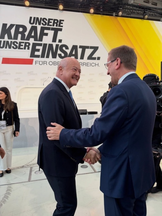 Bundeskanzler Christian Stocker und Landesrat Markus Achleitner – © Land OÖ Zwei Männer begrüßen sich und geben sich die Hand.