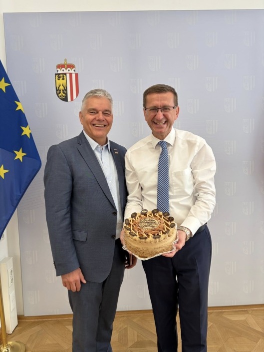 Geburtstag – © Land OÖ Zwei Männer mit einer Torte.