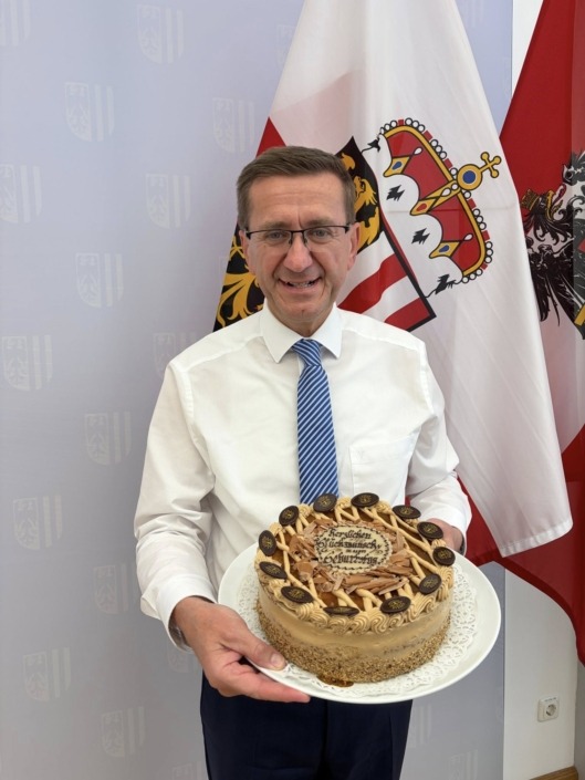 Geburtstag – © Land OÖ Landesrat Achleitner mit einer Torte.