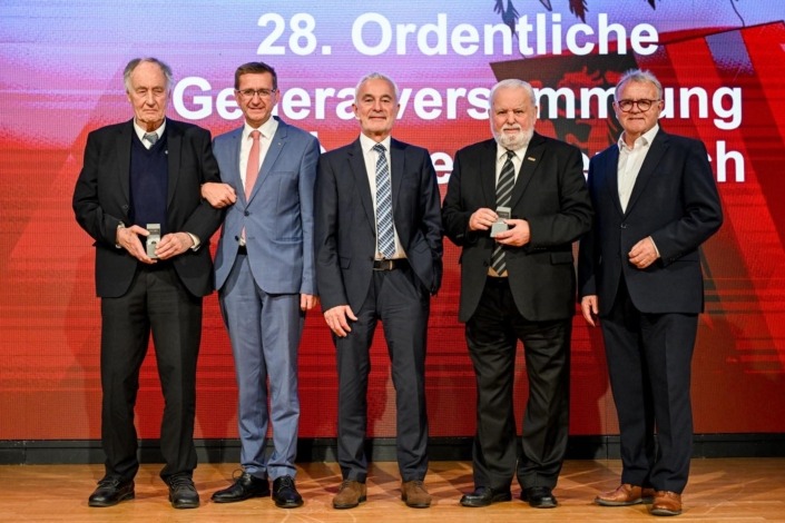 © Land OÖ Fünf Männer in Anzügen.