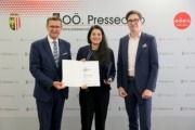 v.l.: Wirtschafts-Landesrat Achleitner, Marlene Rezk-Füreder (Diamens), Lukas Keplinger (tech2b). Drei Personen stehen elegant gekleidet vor einer Wand und halten ein Zeugnis in der Hand