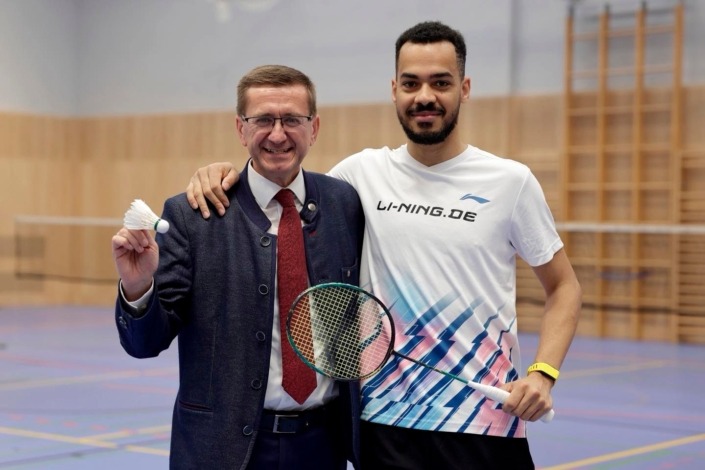 Badminton © Land OÖ Zwei Männer mit Badminton-Schläger und Ball.