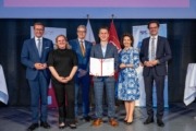 Dr. Gernot Stübl wurde der Titel FH-Professor verliehen – v.l.: Wirtschafts- und Forschungs-Landesrat Markus Achleitner, Dipl.oec.troph Claudia Probst für das Kollegium der FH OÖ, Dr. Roman Froschauer, Dekan der FH OÖ Campus Wels, Dr. Gernot Stübl, MMag.a Isolde Perndl, Kaufmännische Geschäftsführerin FH OÖ, und Dr. Michael Rabl, Hochschulpräsident FH OÖ. Viele Menschen stehen auf einer Bühne und halten ein Zeugnis in der Hand.