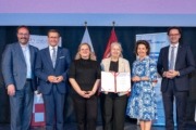 Dr.in Dagmar Auer wurde der Titel FH-Professorin verliehen -v.l.: Dr. Stefan Wagner, Dekan der FH OÖ Campus Hagenberg, Wirtschafts- und Forschungs-Landesrat Markus Achleitner, Dipl.oec.troph Claudia Probst für das Kollegium der FH OÖ, Dr.in Dagmar Auer, MMag.a Isolde Perndl, Kaufmännische Geschäftsführerin FH OÖ, und Dr. Michael Rabl, Hochschulpräsident FH OÖ. Viele Menschen stehen auf einer Bühne und halten ein Zeugnis in der Hand.