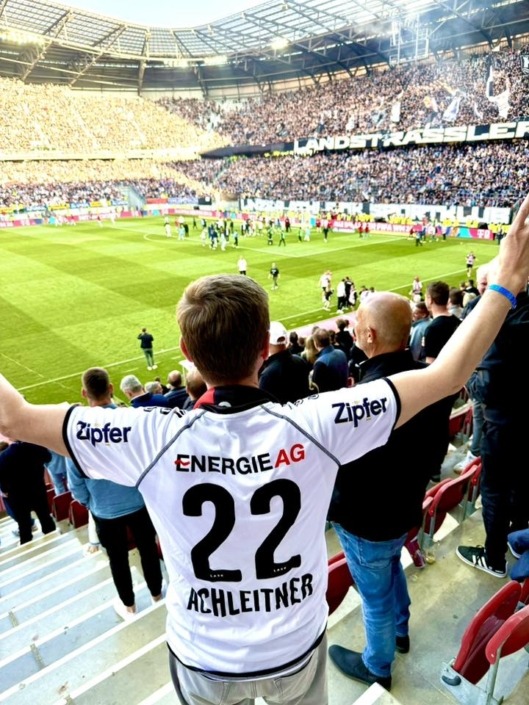 © Land OÖ Landesrat Markus Achleitner bei einem Fußballspiel.
