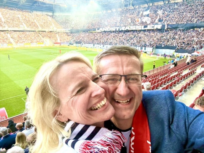 © Land OÖ Markus Achleitner und seine Gattin bei einem Fußballspiel.