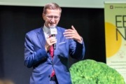 Wirtschafts-Landesrat Markus Achleitner bei der Upper Food 2026 Ein Mann steht auf einer Bühne und spricht in ein Mikrofon.