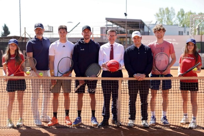 Mauthausen Tennis © Land OÖ Eine Gruppe von Leuten vor einem Tennisnetz.