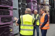Rundgang in der RDG Recycling Group in Mühlheim am Inn - v.l.: Markus Zwingler. Gesellschafter RDG, Franz Kobleder, Gesellschafter RDG, Wirtschafts-Landesrat Markus Achleitner. Drei Männer mit Sicherheitswesten.