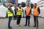 Rundgang in der RDG Recycling Group in Mühlheim am Inn - v.l.: Franz Kobleder, Gesellschafter RDG, Markus Zwingler. Gesellschafter RDG, Wirtschafts-Landesrat Markus Achleitner und LAbg. Bgm. Mag. Günther Lengauer. Vier Männer in Sicherheitswesten reden miteinander.