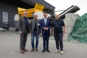 Rundgang in der RDG Recycling Group in Mühlheim am Inn - v.l.: LAbg. Bgm. Mag. Günther Lengauer, Franz Kobleder, Gesellschafter RDG, Wirtschafts-Landesrat Markus Achleitner und Markus Zwingler. Gesellschafter RDG. Vier Männer, zwei davon im Anzug, stehen vor einer Recycling-Anlage.