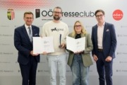v.l.: Wirtschafts-Landesrat Achleitner, Kilian Wirl, Sophie Zimmermann (gehgassi), Lukas Keplinger (tech2b). Vier Personen stehen vor einer Wand und lächeln in die Kamera. Sie halten zwei Zeugnisse in der Hand.
