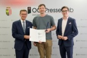 v.l.: Wirtschafts-Landesrat Achleitner, Dominik Rampelt (mcp-builder.ai) Lukas Keplinger (tech2b). Drei Personen stehen stolz vor einer Wand und halten ein Zeugnis in der Hand. Sie lächeln in die Kamera.