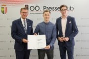 v.l.: Wirtschafts-Landesrat Achleitner, Alexander Möslinger-Neundlinger (morning) Lukas Keplinger (tech2b). Drei Herren stehen elegant gekleidet vor einer Wand und lächeln mit einem Zeugnis in der Hand.
