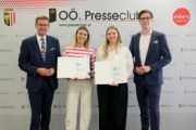 v.l.: Wirtschafts-Landesrat Achleitner, Judith Sacher und Magdalena Rechberger (PelviQueens) Lukas Keplinger (tech2b). Zwei Herren und zwei Damen stehen stolz vor einer Wand und lächeln in die Kamera. In der Hand halten sie ein Zeugnis.