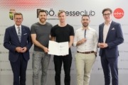 v.l.: Wirtschafts-Landesrat Achleitner, Stefan Endl, Felix Kefer und Leopold Bosankic (alle 3 Researchly) Lukas Keplinger (tech2b). Fünf Herren stehen vor einer Pressewand und halten ein Zeugnis in der Hand. Sie sind stolz und lächeln in die Kamera.
