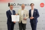 v.l.: Wirtschafts-Landesrat Achleitner, Ralph Potzinger (SmartBuoy), Lukas Keplinger (tech2b). Drei Herren stehen vor einer Pressewand und sind elegant gekleidet. Sie halten ein Zeugnis in der Hand und lächeln in die Kamera.