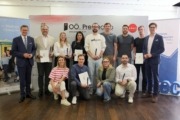 LR Markus Achleitner und tech2b-GF Lukas Keplinger mit den Vertreterinnen und Vertreter der Startups, die heute ausgezeichnet worden sind. Hintere Reihe - v.l.: LR Achleitner, Ralph Potzinger (SmartBuoy), Magdalena Rechberger (PelviQueens GmbH), Marlene Rezk-Füreder (Diamens FlexCo), Kilian Wirl (gehgassi), Dominik Rampelt (apichap Solutions FlexCo), Stefan Endl, Felix Kefer (Researchly FlexCo), Lukas Keplinger (tech2b) Vordere Reihe – v.l.: Judith Sacher (PelviQueens GmbH), Alexander Möslinger-Neundlinger (morning), Sophie Zimmermann (gehgassi GmbH), Leopold Bosankic (Researchly FlexCo). Eine Gruppe voller glücklicher Jugendliche stehen und hocken vor einer Wand und halten Zeugnisse in der Hand.