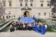 Europaflagge mit vielen Menschen im Landhauspark