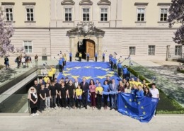 Europaflagge mit vielen Menschen im Landhauspark