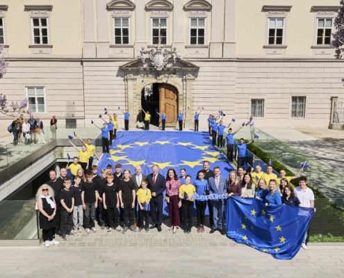 Europaflagge mit vielen Menschen im Landhauspark