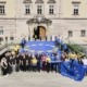 Europaflagge mit vielen Menschen im Landhauspark