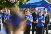 Europatag - viele junge Menschen in blau angezogen und machen eine Europashow.
