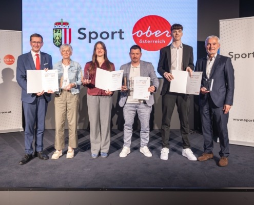 Wirtschafts- und Sport-Landesrat Markus Achleitner und Peter Reichl, Vorsitzender der Landessportorganisation, mit ausgezeichneten Persönlichkeiten aus dem oö. Sport, v.l.: LR Markus Achleitner, Elisabeth Schmied (Union Ebensee), Laura Eitzinger (ATSV Lenzing), Peter Zauner (ASKÖ Traun & OÖ-Badmintonverband), Tobias Tischberger (Linz AG Froschberg) und Peter Reichl.
