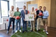1_holzinger_rosenauer_achleitner_horst_dilly_winkelhofer_christoph_dilly_c_land_ooe_guggenberger Wirtschafts- und Sport-Landesrat Markus Achleitner gab mit Gästen aus Sport und Tourismus Einblicke in den Trainingscamp-Sommer in Oberösterreich. v.l.: Andreas Holzinger (Managing Director, Austrian Sports Resorts / BSFZ Obertraun), Heinz Rosenauer (Managing Director „Onside by imFocus GmbH“), Wirtschafts- und Sport-Landesrat Markus Achleitner, Horst Dilly (GF Dilly – Das Nationalpark Resort), Andreas Winkelhofer (GF Oberösterreich Tourismus GmbH) und Christoph Dilly (Dilly – Das Nationalpark Resort).