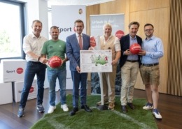Wirtschafts- und Sport-Landesrat Markus Achleitner gab mit Gästen aus Sport und Tourismus Einblicke in den Trainingscamp-Sommer in Oberösterreich. v.l.: Andreas Holzinger (Managing Director, Austrian Sports Resorts / BSFZ Obertraun), Heinz Rosenauer (Managing Director „Onside by imFocus GmbH“), Wirtschafts- und Sport-Landesrat Markus Achleitner, Horst Dilly (GF Dilly – Das Nationalpark Resort), Andreas Winkelhofer (GF Oberösterreich Tourismus GmbH) und Christoph Dilly (Dilly – Das Nationalpark Resort).
