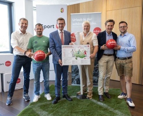 Wirtschafts- und Sport-Landesrat Markus Achleitner gab mit Gästen aus Sport und Tourismus Einblicke in den Trainingscamp-Sommer in Oberösterreich. v.l.: Andreas Holzinger (Managing Director, Austrian Sports Resorts / BSFZ Obertraun), Heinz Rosenauer (Managing Director „Onside by imFocus GmbH“), Wirtschafts- und Sport-Landesrat Markus Achleitner, Horst Dilly (GF Dilly – Das Nationalpark Resort), Andreas Winkelhofer (GF Oberösterreich Tourismus GmbH) und Christoph Dilly (Dilly – Das Nationalpark Resort).