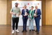 Wirtschafts- und Sport-Landesrat Markus Achleitner stellte mit (v.l.) dem ehemaligen Lehrling und späteren Olympiamedaillengewinner Lukas Weißhaidinger, dem jungen Sportler Björn Neebe (Hammerwerfer und Lehrling in der Konditorei Jindrak) sowie KommR Mst. Leo Jindrak (Vize-Präsident Wirtschaftskammer OÖ) das Modell „Lehre und Leistungssport“ vor.