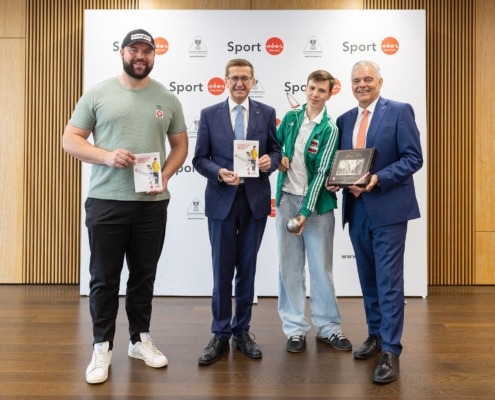 Wirtschafts- und Sport-Landesrat Markus Achleitner stellte mit (v.l.) dem ehemaligen Lehrling und späteren Olympiamedaillengewinner Lukas Weißhaidinger, dem jungen Sportler Björn Neebe (Hammerwerfer und Lehrling in der Konditorei Jindrak) sowie KommR Mst. Leo Jindrak (Vize-Präsident Wirtschaftskammer OÖ) das Modell „Lehre und Leistungssport“ vor.