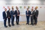 Landesrat Martin Zauner, Landesrat Marco Tittler, LH-Stellvertreter Martin Gruber, Bundesminister Norbert Totschnig, Landesrat Markus Achleitner, LH-Stellvertreter Josef Geisler und Landesrat Heinrich Dorner.