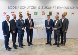 Landesrat Martin Zauner, Landesrat Marco Tittler, LH-Stellvertreter Martin Gruber, Bundesminister Norbert Totschnig, Landesrat Markus Achleitner, LH-Stellvertreter Josef Geisler und Landesrat Heinrich Dorner.