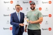 v.l. Wirtschafts- und Sport-Landesrat Markus Achleitner mit „Lehre & Leistungssport-Botschafter“ Lukas Weißhaidinger