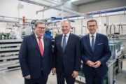 Ing. Erwin Raffeiner, CEO Sprecher Automation, Landeshauptmann Mag. Thomas Stelzer und Wirtschafts- und Forschungs-Landesrat Markus Achleitner.