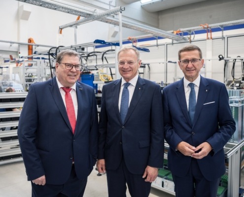 Ing. Erwin Raffeiner, CEO Sprecher Automation, Landeshauptmann Mag. Thomas Stelzer und Wirtschafts- und Forschungs-Landesrat Markus Achleitner.