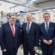 Ing. Erwin Raffeiner, CEO Sprecher Automation, Landeshauptmann Mag. Thomas Stelzer und Wirtschafts- und Forschungs-Landesrat Markus Achleitner.