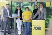 v.l.: Thomas Steingruber, BILLA-Vertriebsdirektor, Mag.a Petra Spanlang, Vertriebsmanagerin Region 4 Oberösterreich, BILLA-Lehrling Marie Hartinger, BILLA-Lehrling Robert Hacker, Wirtschafts-Landesrat Markus Achleitner. Vier Menschen stehen an einem Stehtisch und schauen ins Publikum. Daneben steht ein Pult. Ein Mann steht am Pult und spricht ins Publikum.