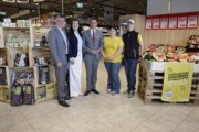 v.l.: Thomas Steingruber, BILLA-Vertriebsdirektor, Mag.a Petra Spanlang, Vertriebsmanagerin Region 4 Oberösterreich, Wirtschafts-Landesrat Markus Achleitner, BILLA-Lehrling Marie Hartinger und BILLA-Lehrling Robert Hacker, Fünf Personen stehen in einem Billa Markt und lächeln in die Kamera.
