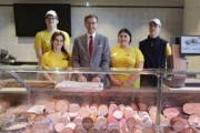 Wirtschafts-Landesrat Markus Achleitner mit BILLA-Lehrlingen. Fünf Personen stehen im Billamarkt hinter der Fleischtheke und lächeln in die Kamera.