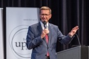 Landesrat Achleitner mit Mikro in der Hand
