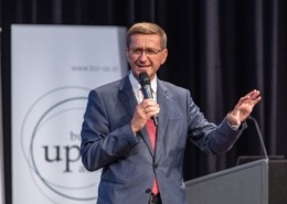 Landesrat Achleitner mit Mikro in der Hand
