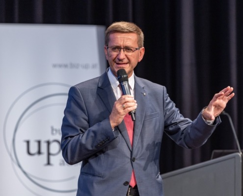 Landesrat Achleitner mit Mikro in der Hand