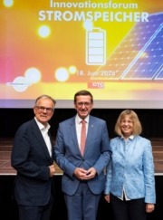innovationsforum_energiespeicher_foto_ii_esv Zahlreiche Expertinnen und Experten informierten zum Thema, unter anderem vom OÖ. Energiesparverband. v.l. DI Gerhard Dell ( Geschäftsführer OÖ Energiesparverband), LR Markus Achleitner, Mag. Christiane Egger (OÖ Energiesparverband).